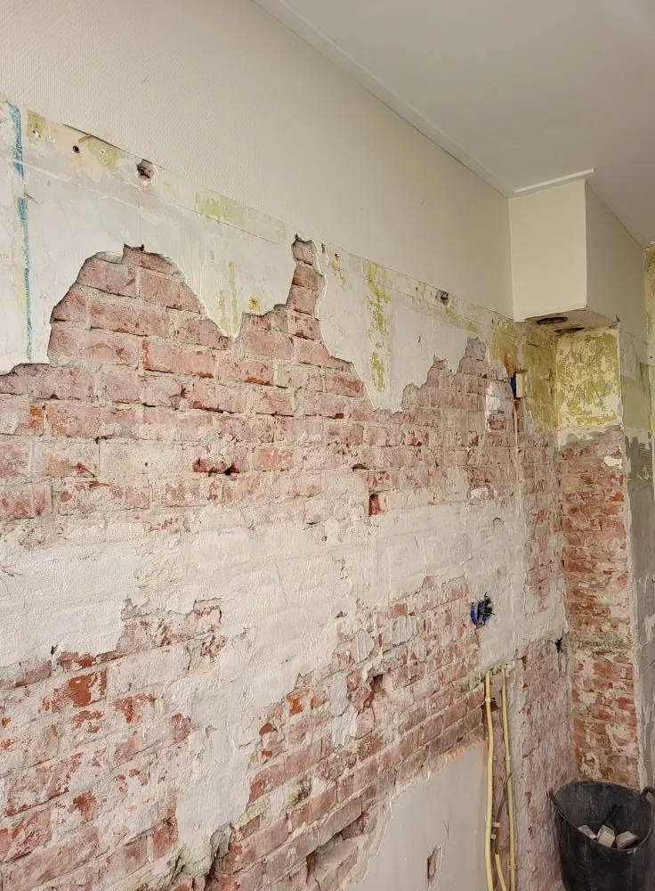 Complete keukenrenovatie — Wand tot op het metselwerk