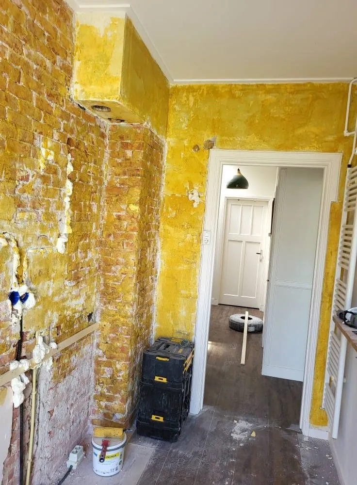 Complete keukenrenovatie — Voorstrijk op de wanden